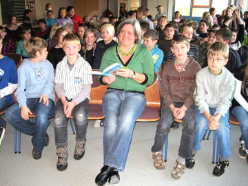 Patricia Schröder mit Schülern, die ihre Lesung mit Spannung verfolgen